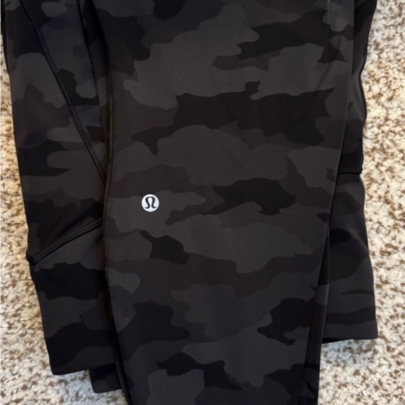 Women’s Lululemon athletica Dark Camouflage Leggings Sz 18 Barely Worn 28” - Picture 3 of 9